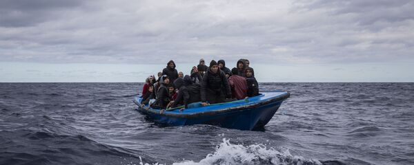 Беженцы из Марокко и Бангладеш в деревянной лодке в Средиземном море Беженцы из Марокко и Бангладеш в деревянной лодке в Средиземном море - 俄羅斯衛星通訊社