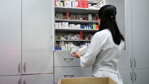 Сотрудник одной из аптек города Симферополя расставляет лекарства - 俄羅斯衛星通訊社