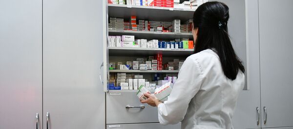 Сотрудник одной из аптек города Симферополя расставляет лекарства Сотрудник одной из аптек города Симферополя расставляет лекарства - 俄罗斯卫星通讯社