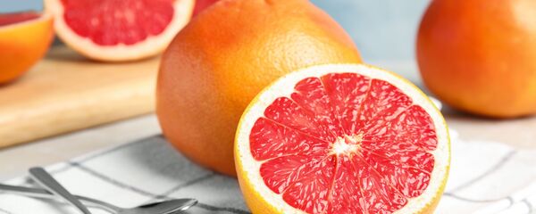 Свежие плоды грейпфрута на столе Свежие плоды грейпфрута на столе - 俄羅斯衛星通訊社