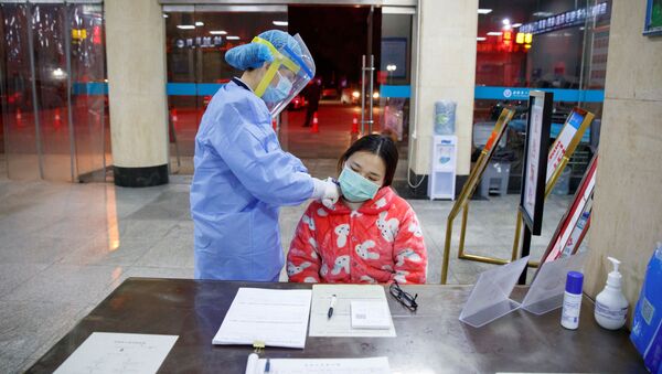 Медсестра измеряет температуру пациентке в одной из больниц округа Юэян китайской провинции Хунань - 俄罗斯卫星通讯社