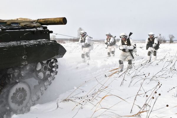 Военнослужащие мотострелкового соединения на занятиях по лыжной подготовке в Кемеровской области - 俄罗斯卫星通讯社