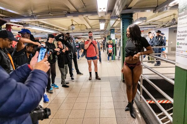 Участница флешмоба В метро без штанов в метро Нью-Йорка - 俄羅斯衛星通訊社