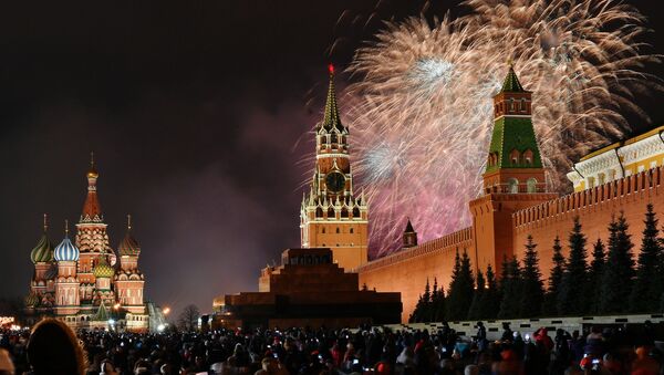 Новогодний салют над Красной площадью в Москве - 俄罗斯卫星通讯社