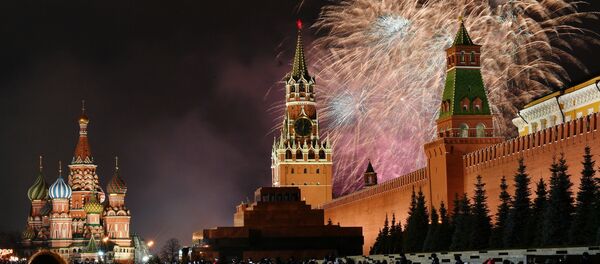 Новогодний салют над Красной площадью в Москве Новогодний салют над Красной площадью в Москве - 俄罗斯卫星通讯社