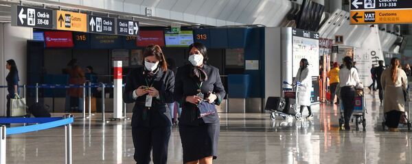 Персонал аэропорта Фьюмичино в защитных масках - 俄羅斯衛星通訊社