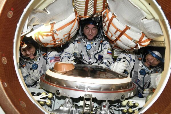 “联盟MS-13”飞船机组人员正准备计划于2月6日进行的返回地球。宇航员在飞船上进行降落训练、测试运动控制系统并检查宇航服的松紧度。 - 俄罗斯卫星通讯社