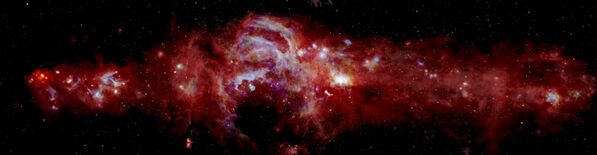 美国国家航空航天局发布一张新的银河系中央部分的详细红外图像。这张图像显示了一个超大质量的黑洞，各个方面都被照亮。在此之前，无法观察到星团的细节。 - 俄罗斯卫星通讯社