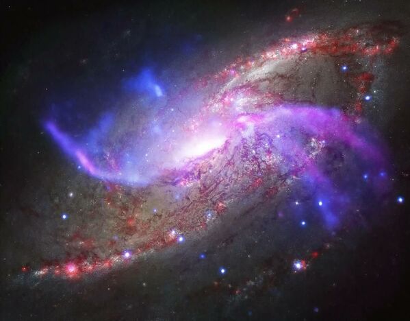 科学家获得位于猎犬座的NGC 4258旋涡星系图像，类似于宇宙烟花。它的特点是两个穿过NGC 4258的“额外”旋臂。 - 俄罗斯卫星通讯社
