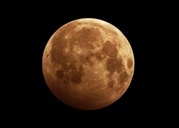 1月10日夜間至11日凌晨，克拉斯諾亞爾斯克附近針葉林上空出現的月食。 - 俄羅斯衛星通訊社