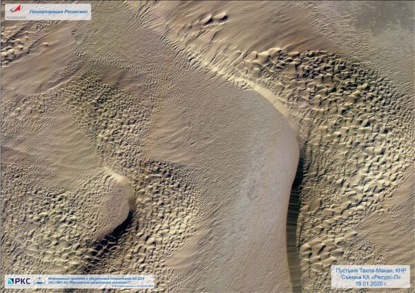 俄羅斯“資源-P”地球觀測衛星拍攝的塔克拉瑪乾沙漠照片。這片沙漠位於中國西部，是世界上最大的沙漠之一，自西到東綿延一千多公里。最好是從太空欣賞這片沙漠，而不是從地球欣賞：這裡的氣候非常惡劣。 - 俄羅斯衛星通訊社