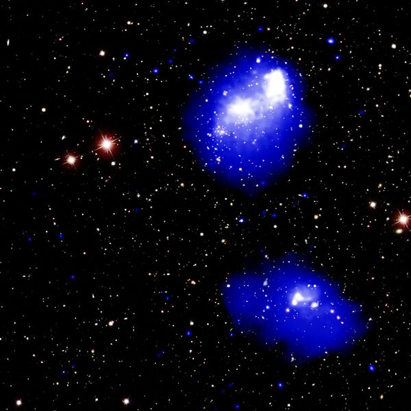 天文學家獲得了一張拍下罕見現象的照片，距地球約30億光年的Abell 1758星系中的四個星系團相互碰撞。 - 俄羅斯衛星通訊社