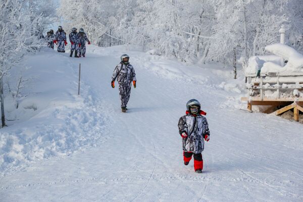 遊客沿著雪道閒游 - 俄羅斯衛星通訊社