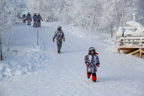 遊客沿著雪道閒游 遊客沿著雪道閒游 - 俄羅斯衛星通訊社