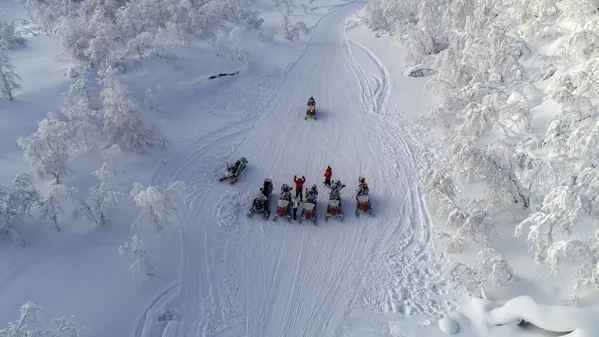 一群遊客騎雪地車 一群遊客騎雪地車 - 俄羅斯衛星通訊社