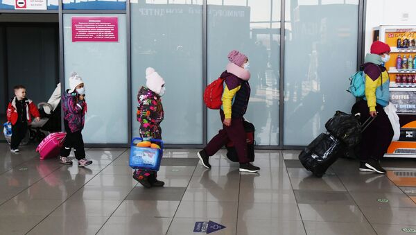 Туристы, прилетевшие из Китая, выходят из зоны таможенного контроля в аэропорту Владивостока. - 俄羅斯衛星通訊社