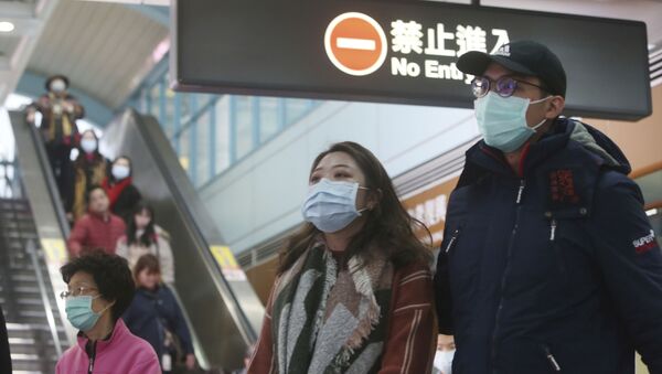 Люди в защитных масках на станции метро в Тайбэе, Тайвань - 俄罗斯卫星通讯社