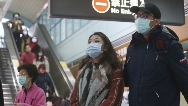 Люди в защитных масках на станции метро в Тайбэе, Тайвань - 俄羅斯衛星通訊社