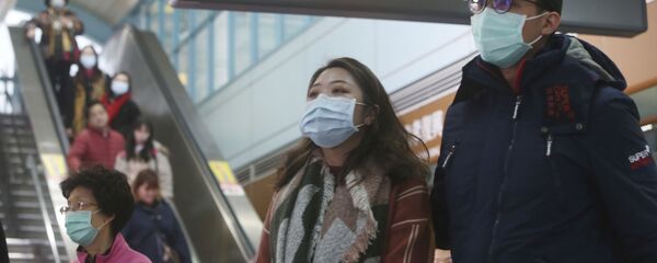 Люди в защитных масках на станции метро в Тайбэе, Тайвань - 俄罗斯卫星通讯社