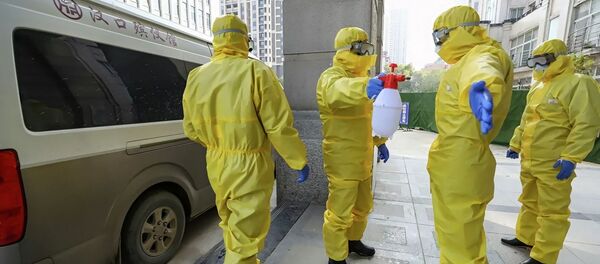 Сотрудники похоронного бюро в защитных костюмах проводят дезинфекцию в г.Ухань Сотрудники похоронного бюро в защитных костюмах проводят дезинфекцию в г.Ухань - 俄罗斯卫星通讯社