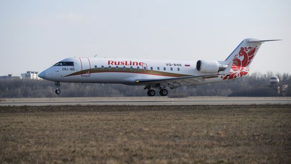 Самолет Bombardier CRJ-100 авиакомпании РусЛайн - 俄羅斯衛星通訊社