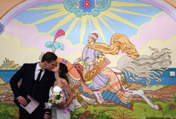 在婚姻登記處壁畫前拍照的新人 - 俄羅斯衛星通訊社