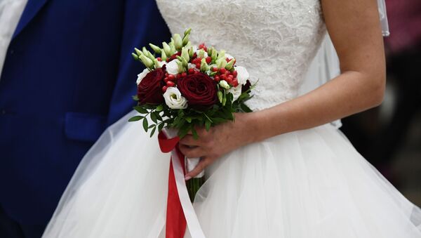 Букет в руках невесты на свадьбе в Шипиловский ЗАГСе - 俄罗斯卫星通讯社