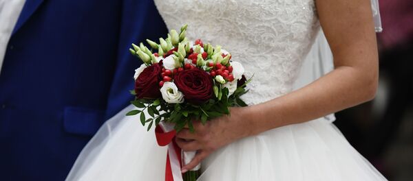 Букет в руках невесты на свадьбе в Шипиловский ЗАГСе - 俄罗斯卫星通讯社
