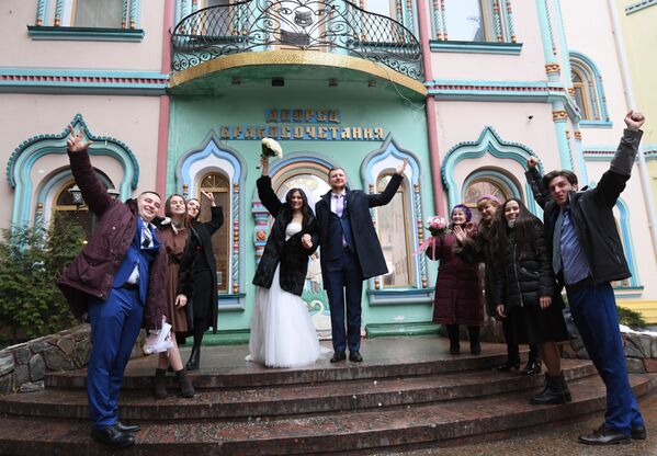 親朋迎接走出婚姻登記處的新人 - 俄羅斯衛星通訊社