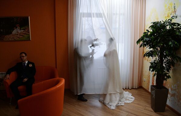 攝影師拍攝窗旁的新娘 - 俄羅斯衛星通訊社