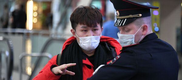 Пассажир общается с полицейским в терминале F аэропорта Шереметьево. - 俄罗斯卫星通讯社