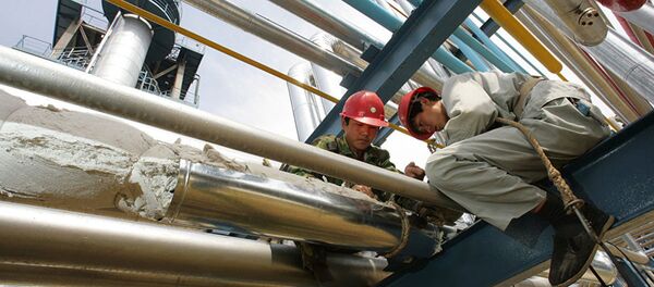Рабочие ремонтируют трубы на нефтеперерабатывающем заводе Яньлянь в Яньане - 俄羅斯衛星通訊社