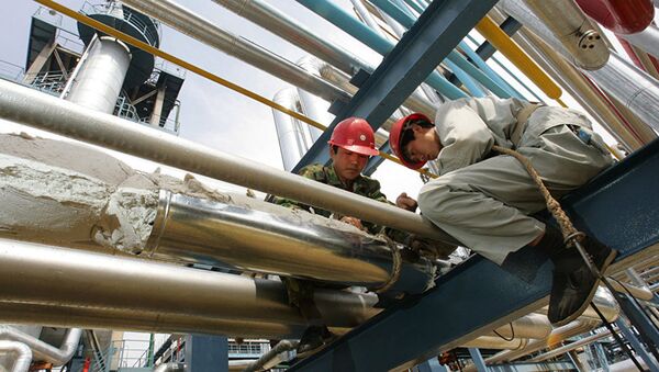 Рабочие ремонтируют трубы на нефтеперерабатывающем заводе Яньлянь в Яньане - 俄罗斯卫星通讯社