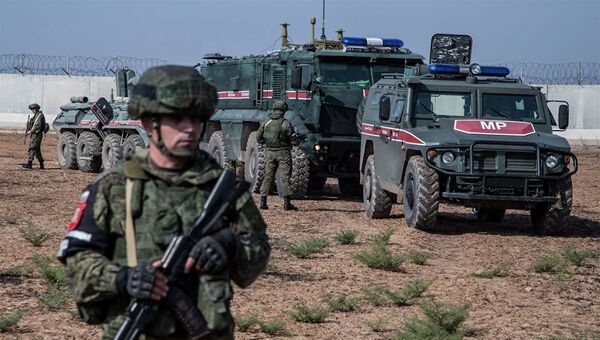 Российские военные во время совместного с Турцией патрулирования в районе города Дарбасия, Сирия - 俄羅斯衛星通訊社