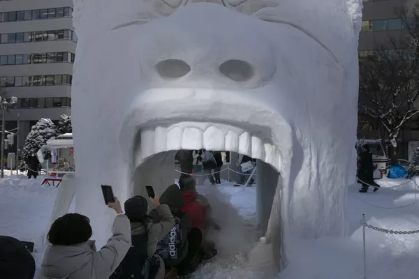 遊客穿行在日本札幌冰雪節的雪雕之間 遊客穿行在日本札幌冰雪節的雪雕之間 - 俄羅斯衛星通訊社