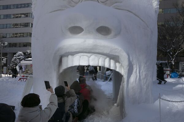 游客穿行在日本札幌冰雪节的雪雕之间 - 俄罗斯卫星通讯社