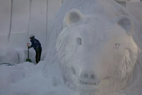 日本札幌冰雪節一名工作人員拿著雪橇站在雪雕邊 日本札幌冰雪節一名工作人員拿著雪橇站在雪雕邊 - 俄羅斯衛星通訊社