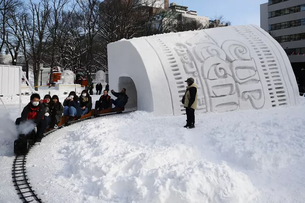 遊客穿行在日本札幌冰雪節的雪雕之間 遊客穿行在日本札幌冰雪節的雪雕之間 - 俄羅斯衛星通訊社