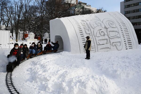 游客穿行在日本札幌冰雪节的雪雕之间 - 俄罗斯卫星通讯社
