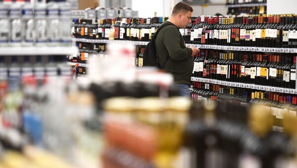 Покупатель в магазине алкогольной продукции - 俄罗斯卫星通讯社