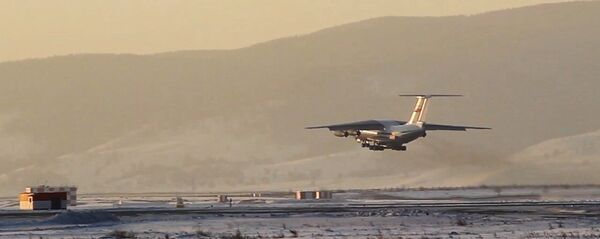 Военно-транспортный самолет ВКС России Ил-76 МД совершает вылет из международного аэропорта Байкал в Улан-Удэ в Китай для эвакуации российских граждан - 俄罗斯卫星通讯社