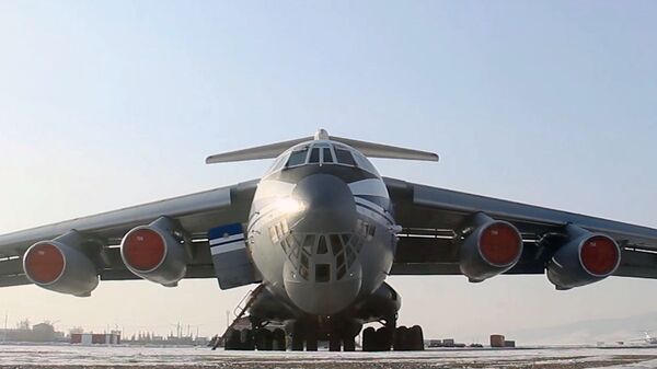 Военно-транспортный самолет ВКС России Ил-76 МД совершает вылет из международного аэропорта Байкал в Улан-Удэ в Китай для эвакуации российских граждан - 俄羅斯衛星通訊社