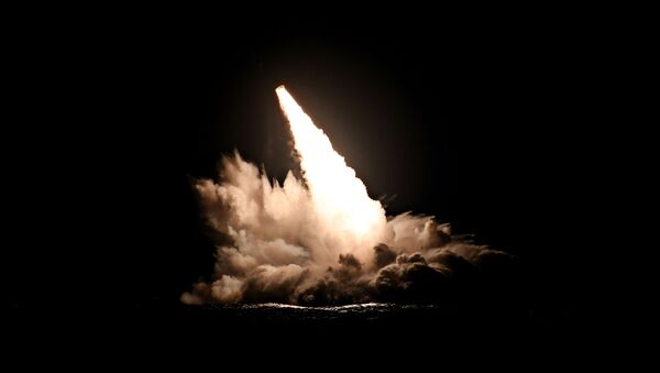 США провели испытательные запуски четырех неснаряженных баллистических ракет Trident II D5 с атомной подводной лодки Небраска (SSBN 739) типа Огайо вблизи побережья Южной Калифорнии - 俄罗斯卫星通讯社