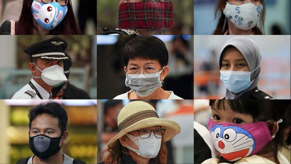 Люди в разных масках у стойки иммиграционной службы в аэропорту города Сепанг, Малайзия - 俄羅斯衛星通訊社