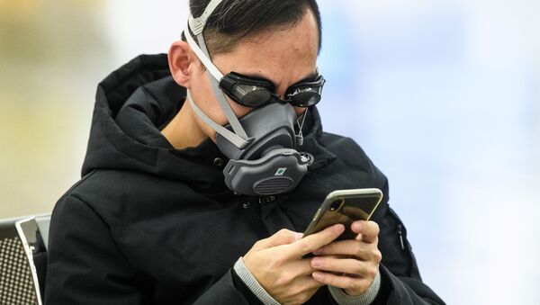 Пассажир в очках для плавания и маске на железнодорожной станции в Гонконге - 俄羅斯衛星通訊社