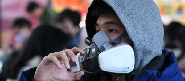 Пассажир в маске на вокзале в Пекине  - 俄羅斯衛星通訊社