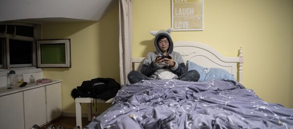 睡前玩手機或致抑鬱：中國教授薛天團隊首次揭示 “藍光致郁”的神經環路 - 俄羅斯衛星通訊社