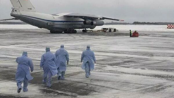Самолет Ил-76МД российских ВКС с российскими гражданами, эвакуированными из КНР в связи с распространением коронавируса, садится в тюменском аэропорту Рощино - 俄羅斯衛星通訊社