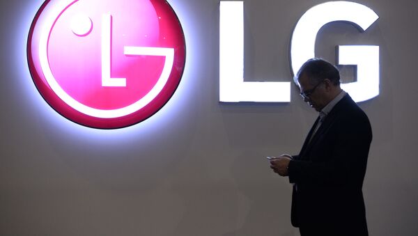 Человек у логотипа LG во время Международной выставки мобильной индустрии в Барселоне, Испания - 俄罗斯卫星通讯社