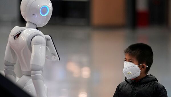 Ребенок в медицинской маске разглядывает робота в международном аэропорту Пудун в Шанхае - 俄羅斯衛星通訊社